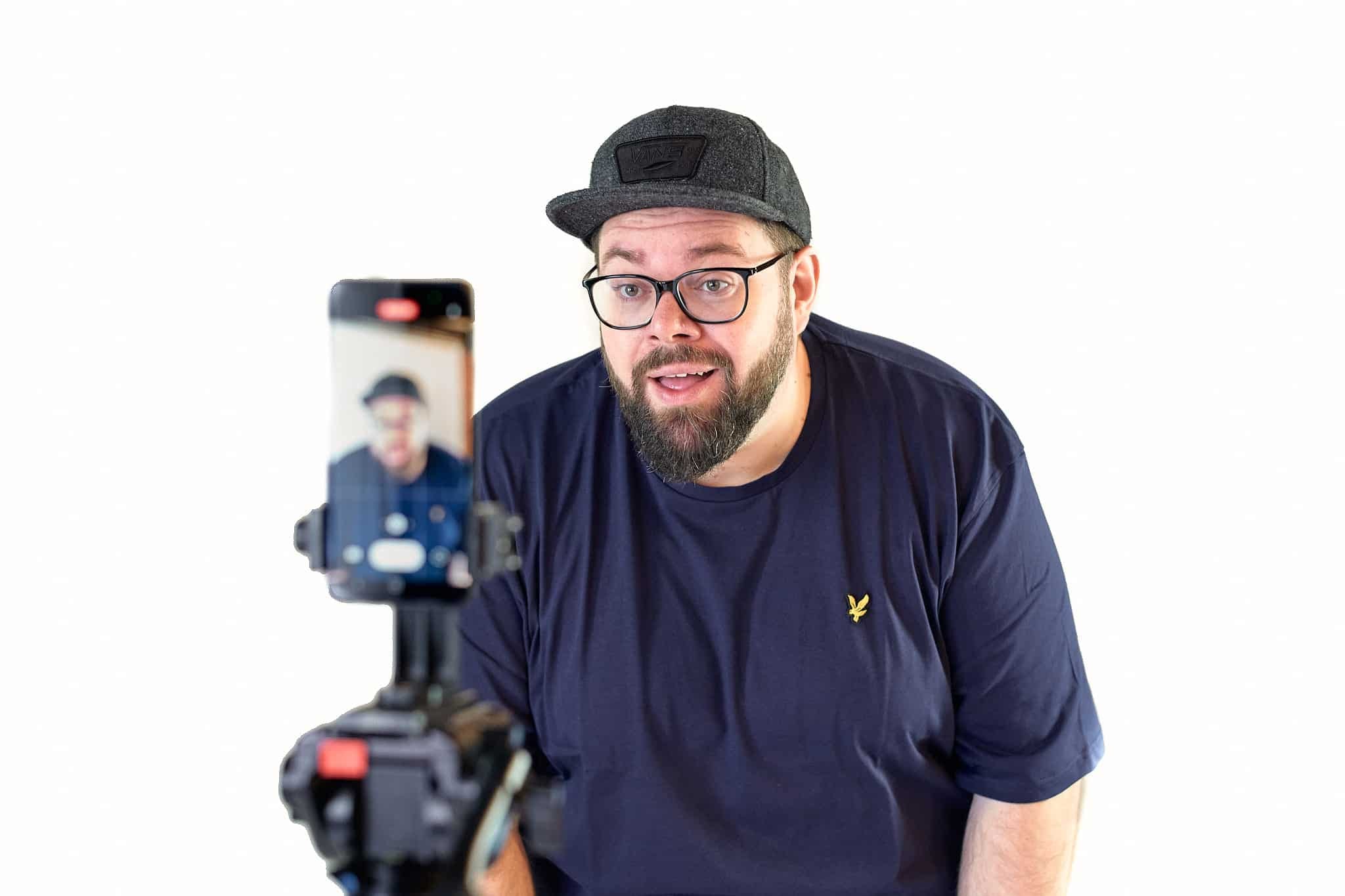 Michael Bauer alias Heidelbeerhugo bei der Aufnahme eines Social-Media-Videos