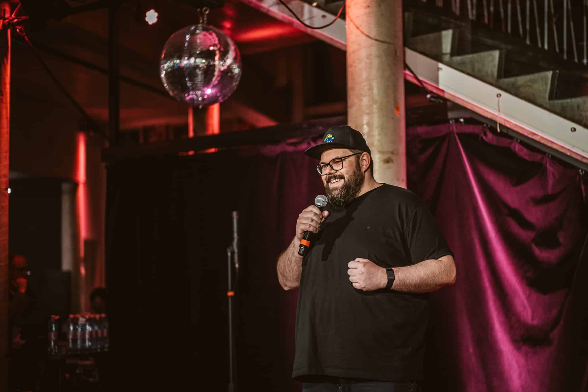 Heidelbeerhugo live auf der Kabarett-Bühne mit Mikrofon