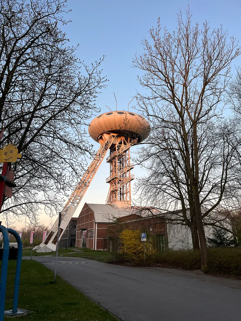 Wahrzeichen von Lünen vor kahlen Bäumen und blauem Himmel